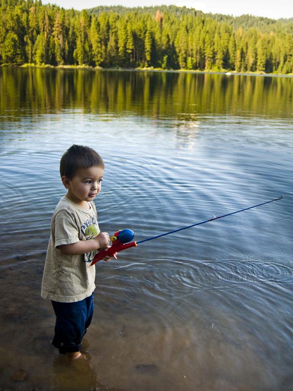 Interesante :) - un-copil-fericit-la-pescuit.jpg